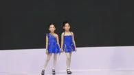 Model Kembar Berusia 8 Tahun Louise dan Lucretia Mencuri Perhatian di Indonesia Fashion We...
