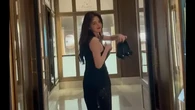 Han So Hee Lepas Sepatu Usai Acara, Warganet: Sekelas Mbak Sohee Juga Nyeker kalau Pegel P...