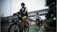 Anies Baswedan Gowes Bareng Keluarga, Warganet Singgung Jalur Sepeda