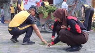 Keren, Jalan Sehat sambil Bersih-Bersih Tempat Ibadah dan Bagi Bansos