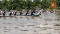Keseruan Lomba Dayung Perahu Naga di Kutai Barat, Diikuti Banyak Daerah