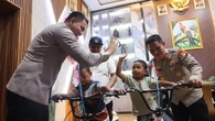 2 Bocah Pungut Makanan Sisa HUT RI Diundang ke Kantor Polisi, Diberi Sepeda dan Pulang Dia...