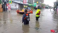 Momen Tim SAR Evakuasi Warga Denpasar dari Kepungan Banjir
