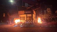 Ratusan Orang Bermasker di Kota Makassar Bakar Pos Polisi
