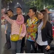 Jalan Santai Bareng Selvi Ananda, Tentengan Gibran Rakabuming Bikin Kaget Warganet