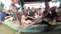 Momen Unik Polisi Digerebek Emak-Emak Nelayan, 'Dipaksa' Makan Bersama saat Amankan Larung...
