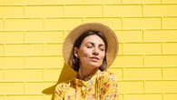 4 Tips Makeup untuk Outfit Warna Kuning, Tampil Memesona Tanpa Takut Berlebihan