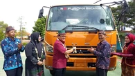 Peduli Pendidikan, Mitsubishi Fuso Donasikan Fighter ke SMK Negeri 1 Kamal
