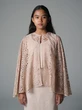 8 Pesona Brokat Cape Layer Panjang Minimalis Glamor, Jadi Tren Fashion 2025