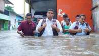 Saat Bobby Nasution Terobos Banjir Medan Lihat Langsung Warganya