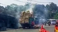 Truk Hanger Terbakar Picu Kemacetan Panjang di Tanjakan Sukabumi