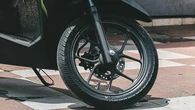 Jangan Sepelekan Ban Belakang Motor Goyang, Risikonya Serius