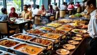 7 Rekomendasi Tempat Makan Siang Prasmanan di Kemang 2026, dari Nasi Kapau Legendaris hing...