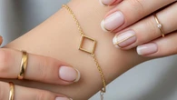 Tips Padankan Gelang Emas dengan Nail Art & Cincin, Gaya Detail yang Memikat