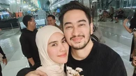 Syahnaz Sadiqah Disambut Suami dan Anak Setelah Pulang Naik Haji