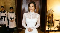 Detail Gaun Brokat Lauren Sanchez yang Terinspirasi Film Lawas, Desainnya Tampak Sangat Mo...