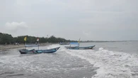 BMKG: Perahu Nelayan dan Kapal Ferry Waspada Gelombang Tinggi 4 Meter di Perairan Jabar