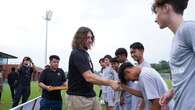 Bersama Para Mantan Pemain Timnas Indonesia, Carles Puyol Datang ke Bali untuk Mengamati B...