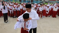 Hari Pertama Sekolah, Pemkot Palembang Bagikan Hampir 40 Ribu Seragam Gratis ke Pelajar