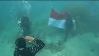 TNI Gelar Upacara Kemerdekaan di Dasar Laut Pulau Sangiang, Bentangkan Bendera Raksasa