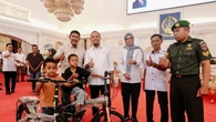 Ekspresi Polos 2 Bocah Viral Pungut Sisa Kue HUT RI Saat Dapat Hadiah dari Gubernur Sulse...
