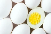 Tips Mengupas Telur Rebus Biar Cepat dan Tidak Boncel, Dijamin Hasilnya Mulus