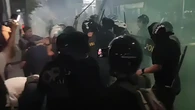 Demo di Kota Serang Ricuh: Massa Bawa Bambu dan Lempar Batu, Polisi Tembakkan Gas Air Mata