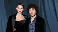 Potret Selena Gomez - Benny Blanco Tampil Perdana di Karpet Merah Sebagai Suami Istri