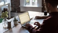 Tatap Layar Komputer Terlalu Lama Bisa Picu Computer Vision Syndrome, Kenali 4 Gejalanya