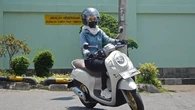Tips Aman Naik Motor untuk Wanita Berhijab agar Nyaman dan Minim Risiko