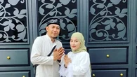 9 Potret Ajie Darmaji Suami Mpok Alpa yang Setia Mendampingi, Sosok Penyayang
