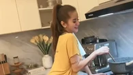 4 Foto Dapur Olla Ramlan, Dominasi Warna Hangat dengan Layout Ergonomis