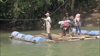 Cerita Warga Pesisir Barat Lampung Bertaruh Nyawa Seberangi Muara Akibat Jembatan Putus
