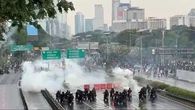 Sederet Dampak Gas Air Mata pada Saluran Pernapasan, Batuk hingga Tenggorokan seperti Terc...