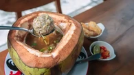 Sensasi Baru, Bakso Dawegan di Bandung, Mangkuknya Kelapa Utuh