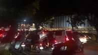 Sumatra Gelap Gulita, Padang Macet Parah Warga Berebut Sinyal