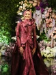 Foto Alya Rohali Pakai Gaun Merah di Resepsi Pernikahan Putrinya, Tampil Anggun Elegan