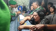 Tangis Pecah Sang Ibu di Pemakaman Prada Lucky: Mama Hancur, Nak