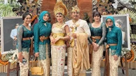 5 Pesona Citra Kirana Pakai Kebaya Brokat Hijau Toska di Nikahan Sahabat Artis