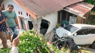Mobil Istri Kasat Sabhara Polres Sinjai Tabrak Dua Rumah di Bulukumba