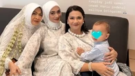 5 Potret Ayudia Bing Slamet Pakai Tunik Putih Bermotif di Pernikahan Ibunda