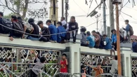 Anak-Anak SD Terlihat di Tengah Aksi Demo, Panjat Pagar DPRD Lampung