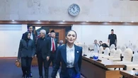 6 Potret Krisdayanti Tampil Gaya di Sidang Paripurna DPR RI, Pose Bareng Desy Ratnasari Ja...