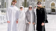 6 Outfit Gamis Sarah Azhari saat Umrah, Kompak Bareng Tia dan Lukman Azhari