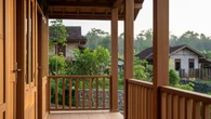8 Rumah Desa dengan Pilar Kayu Besar yang Bikin Adem, Inspirasi Hunian Tradisional Nusanta...
