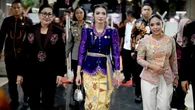 Potret Selvi Ananda Pakai Kebaya Ungu dan Songket Kuning Hadiri DBFW 2025