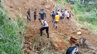 Jalur Utama Desa Tertutup Longsor di Sukabumi, Warga Gotong Royong Bersihkan Jalan