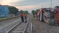 Kereta Api Tabrak Mobil Damkar di Stasiun Haurgeulis, Salah Siapa?