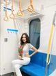 Gaya Diah Permatasari Naik MRT, Stylish dengan Outfit Serba Putih