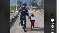 Viral Sosok Melson Anak Papua Kesayangan Prajurit TNI, Pergi Sekolah Dikawal bak Cucu Pres...